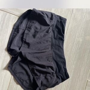 Black lululemon speed up shorts size 0    2.5 inch low rise